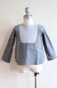 画像2: 12か月18か月2歳<br>【SALE!!30％OFF!!】<br>Je suis en CP!(ジュスィザンセーペー)<br>Plastron shirtボーイズバックボタンシャツ(ブルーグレー) (2)