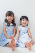 画像2: 【JiJiオリジナル】<br>リボン刺繍の1年中使えるスモッキングワンピース(オックスフォード)<br>2歳3歳7歳 (2)