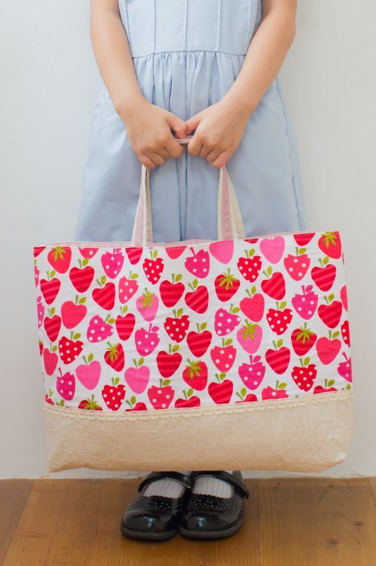 ハンドメイド一点ものの絵本バッグ（基本サイズ）イチゴ柄 お手提げに最適です☆｜絵本バッグ・上履き入れ-｜JiJi