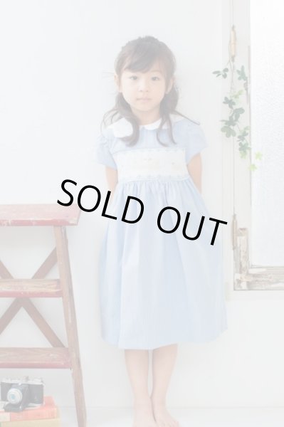 画像2: 【JiJiオリジナル】 白鳥が舞う花びら襟のスモッキングワンピース(コードレーンブルーストライプ) 4歳105cm (2)