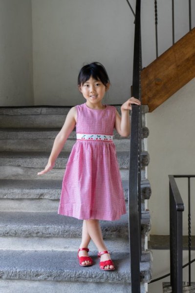 画像2: 【JiJiオリジナル】 チェリー刺繍の スモッキングワンピース (サッカーレッドチェック) 2歳-8歳 (2)