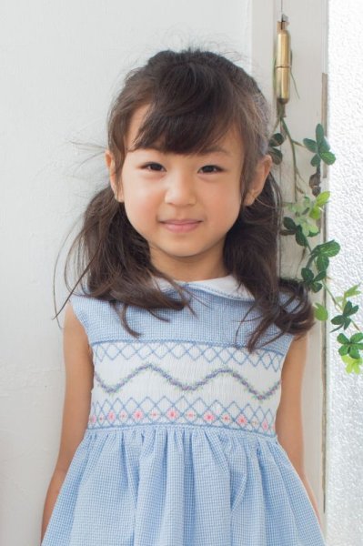画像2: ▼▽再入荷▽▼ お花が可憐なスモッキングワンピース(サッカーブルーチェック) 2歳〜8歳 (2)