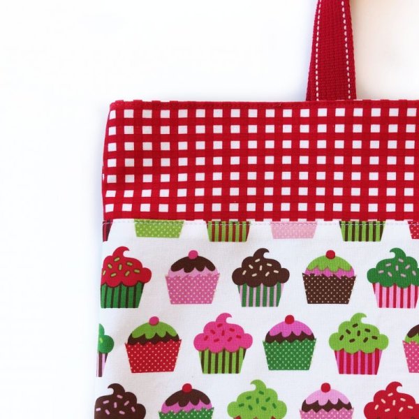 画像2: レッスンバッグ(基本サイズ) レッドチェックカップケーキプリント 通園バッグ・絵本バッグ・手提げ袋 (2)