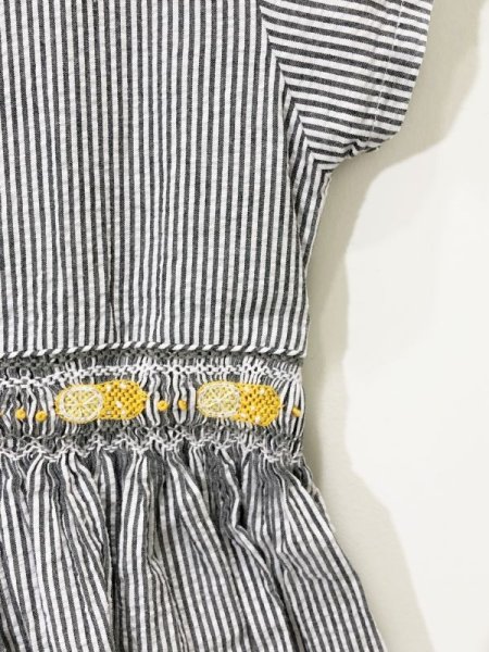 画像2: Malvi&Co.(マルヴィ) サッカー素材レモン半袖スモッキングワンピース(グレー) 6歳8歳 (2)