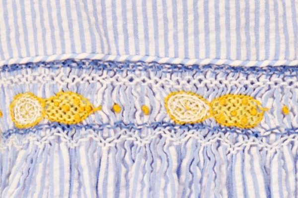 画像2: Malvi&Co.(マルヴィ) レモンスモッキングワンピース(ペールブルーサッカーストライプ) 3歳98cm (2)