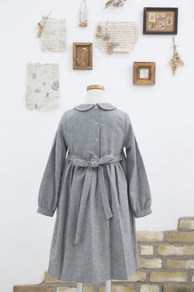 画像2: Malvi&Co.(マルヴィ) フランネル素材スモッキングワンピース(グレー) 4歳7歳8歳 (2)