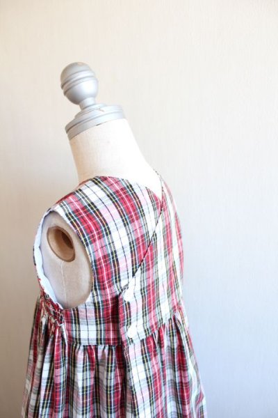 画像4: 【再入荷!!】赤チェックのオールマイティー スモッキングワンピース 2歳 (4)
