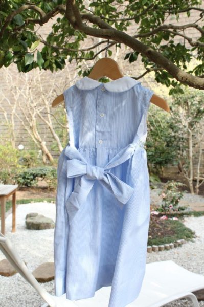 画像5: 【再入荷!!】蝶々が遊ぶスモッキングワンピース(コードレーン ブルーストライプ) 8歳140cm (5)